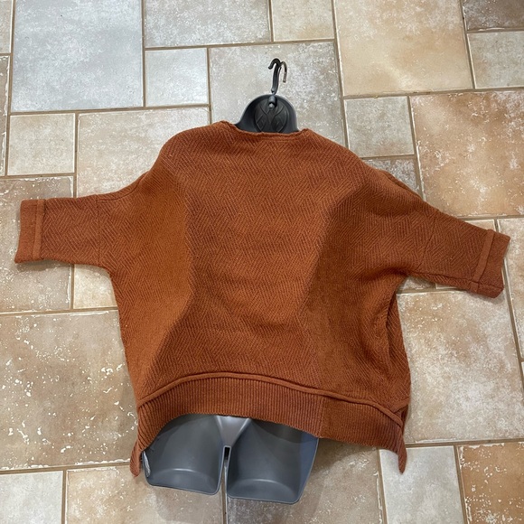🎉2xHP🎉Entro sweater S/M oversized fit. Can be worn off the shoulder.Pretty! - Picture 4 of 4